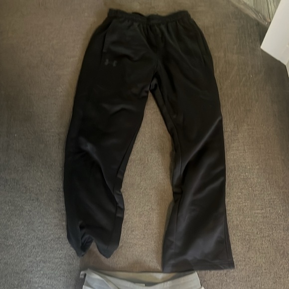 Bundle of 2 pairs of UA pants. - Picture 3 of 6